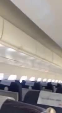 Un couple seul dans l'avion