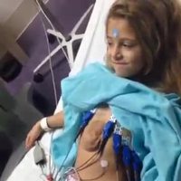 Une petite fille avec le coeur à l'extérieur