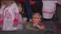 Un enfant passe la plus belle journée de sa vie à un match de Hockey