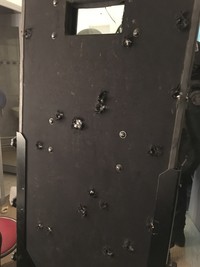 Un bouclier de la police à l'entrée du Bataclan