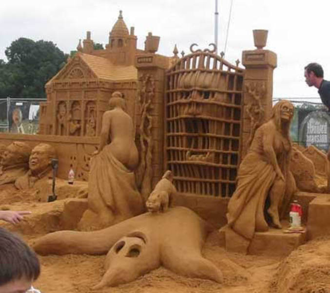 Une sculpture dans le sable qui représent le film 'The Mummy'