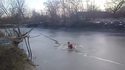 Plongeon royal sur un lac gelé