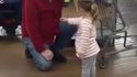 Une petite fille confond un client d'un magasin avec le père noël