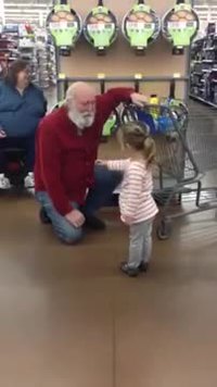 Une petite fille confond un client d'un magasin avec le père noël