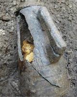Va creuser dans ton jardin, et si tu trouves une cochonnerie de poterie...