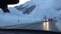 Des automobilistes roulent vers une énorme avalanche