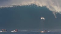 Chute de 12 mètres en surfant une vague gigantesque