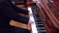 Il joue du piano sans main