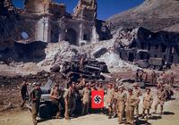 1943, au pied du Monte Cassino qu'ils viennent de conquérir quelques alliés posent dans un village en ruine de la vallée