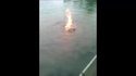 Il met le feu au lac