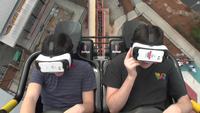 La montagne russe avec un casque de réalité virtuelle