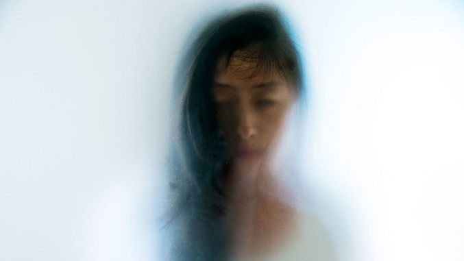 Des chercheurs ont découvert que, chez certaines personnes atteintes de schizophrénie, le cerveau confond ses propres pensées avec des sons venant de l’extérieur, ce qui explique pourquoi elles entendent des voix. La nouveauté, c’est que les scientifiques ont réussi à identifier précisément les zones du cerveau responsables de cette erreur de perception, prouvant que ces voix proviennent en réalité d’une mauvaise interprétation d’une activité interne. Cette avancée aide à mieux comprendre l’origine biologique des hallucinations auditives et pourrait conduire à de nouveaux traitements plus ciblés.
