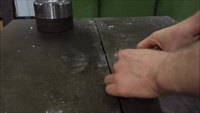 Est-il possible de plier plus de 7 fois un papier avec une presse hydraulique de 20 tonnes ?