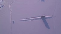 Un sous-marin nucléaire fait surface sous la banquise du cercle Arctique