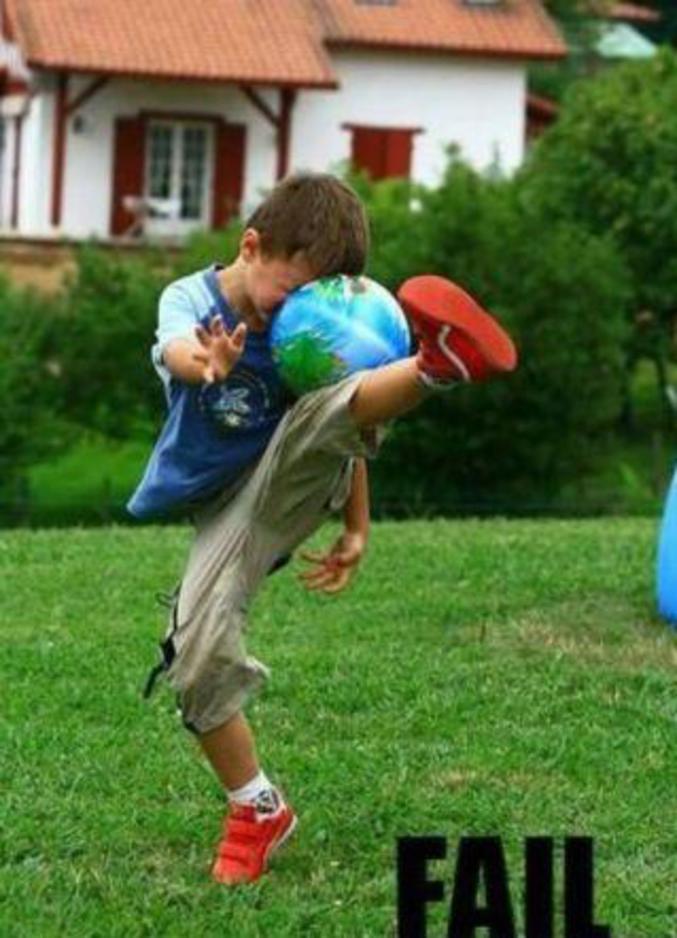 Un petit garçon footballeur pas encore au point.