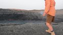Ils jettent un baril d'eau dans un volcan