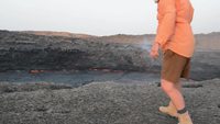 Ils jettent un baril d'eau dans un volcan