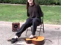 Guitariste manchot de rue
