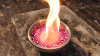 Boule de nickel chauffé à rouge dans un bol de paillettes