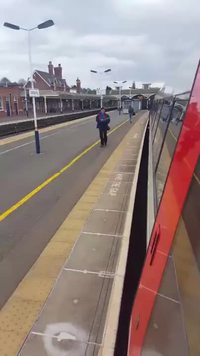 Livraison de pizza à un arrêt de train