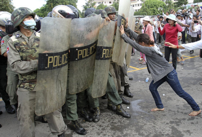 Des affrontements opposent la police anti émeute à des résidents de la région du lac Boeung Kak, au cours d'une manifestation devant l'Hôtel de Ville de Phnom Penh, au Cambodge, le 28 novembre 2011. Des milliers de familles vivant près du lac sont menacée.