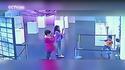 Des enfants chinois détruisent une oeuvre d'art pendant que leur mère les filme