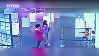 Des enfants chinois détruisent une oeuvre d'art pendant que leur mère les filme