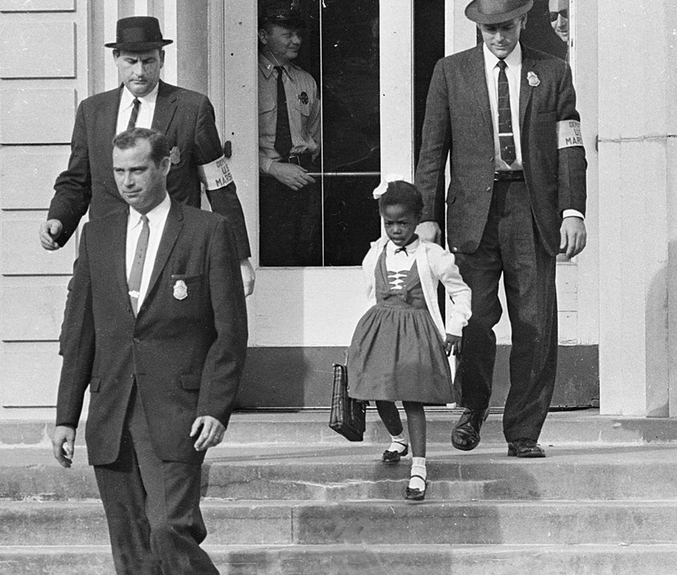 Il y a 60 ans, aux Etats Unis, les lois ségrégationnistes commençaient à se fissurer avec Ruby Bridges, la première enfant noire autorisée à franchir les portes de l'école normalement réservée aux blancs. Pour sa rentrée, elle a été escortée par des policiers et, en arrivant, sa surprise fut de trouver une école complètement vide de tout enfant car les parents avaient enlevé leurs enfants en désaccord avec cette mesure. Puis les enfants sont revenus dans l'école, mais Ruby recevait son enseignement seule en classe car les parents refusaient toujours sa présence. Son père a ensuite perdu son travail, sa famille a subit des menaces et elle a continué à être escortée par des policiers pendant plusieurs mois... puis les choses ont commencé à changer.