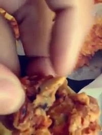Un homme trouve un poussin entier dans son KFC