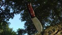 Un forgeron fait un couteau en utilisant des câbles
