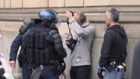 Des policiers obligent un journaliste à supprimer des photos
