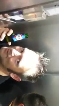 Deux supporters allemands dans un ascenseur parisien