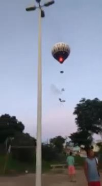 Une montgolfière attaque un quartier
