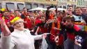 Une grand mère encerclée par des supporters belges