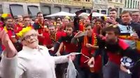 Une grand mère encerclée par des supporters belges