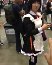 Il demande à une cosplayeuse de faire une pose