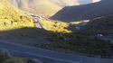 Un camion tombe en panne dans un virage de montagne