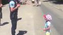 Un garçon de 4 ans chante la Marseillaise devant un gendarme
