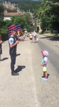 Un garçon de 4 ans chante la Marseillaise devant un gendarme