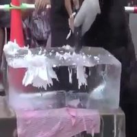 Un artiste taille une rose dans un bloc de glace