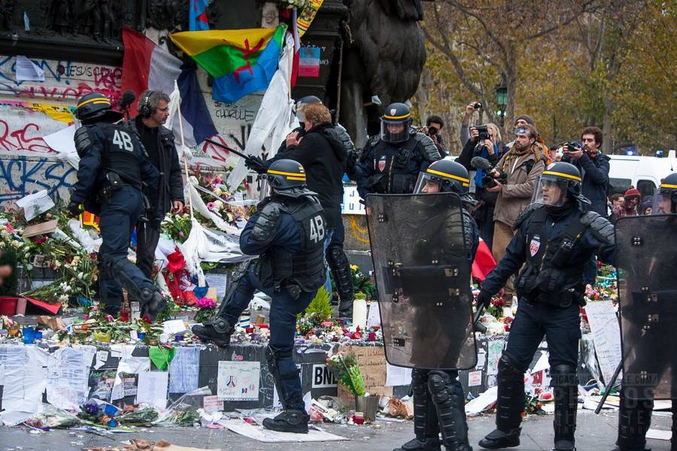 La police piétine... le mémorial aux victimes des attentats (mais les médias disent le contraire).