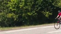 John Kerry  fait une balade en vélo en Haute-Savoie 