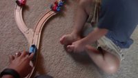 Nicolas, de quel côté le train doit-il passer ?