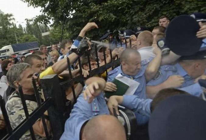 Des habitants en colère tentent de prendre d'assaut le poste de police local à Kiev. 