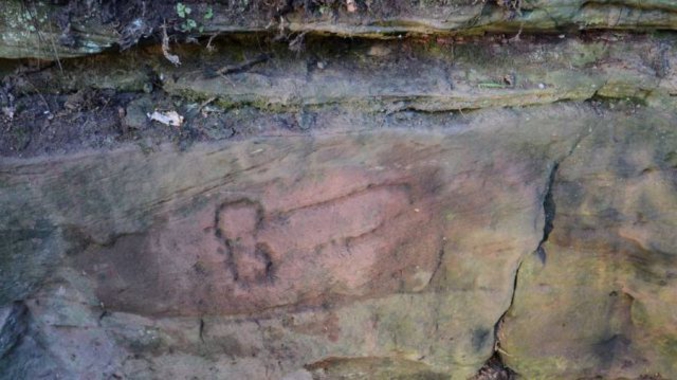 Une photo d'un dessin sur les restes du Mur d'Hadrien, construit vers l'an 125 ap. J.C., probablement gravé par un soldat qui s'ennuyait un petit peu.
Personnellement, je me sens moins con d'avoir dessiné des teubs sur mes agenda au collège, c'est une tradition ancestrale.
Ça donne une regard différent à l'histoire, je trouve. On a surtout de grands symboles en têtes, des périodes historiques, en oubliant parfois que c'étaient juste des gens comme nous qui vivaient avant et on formé ce qu'on appelle l'Histoire.
Il y a 2000 ans, un soldat romain a dessiné une bite sur le mur, il y a 1000 ans un prêtre a dessiné une bite sur un manuscrit, et moi je dessine une bite sur mon agenda. Ça fout le vertige, non ?