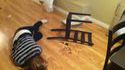 Tentative de montage d'une chaise Ikea