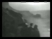Des barils de sodium dans un lac