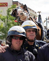 3 copains qui sourient pour la photo
