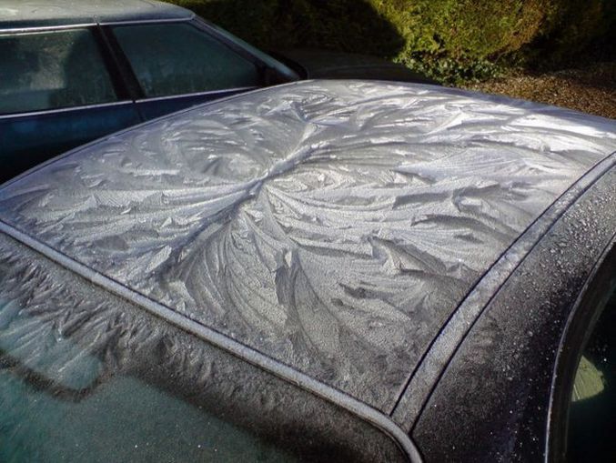 De la glace sur une voiture.