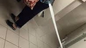 Pendant ce temps, aux toilettes